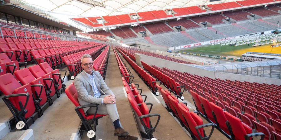 Alexander Wehrle, Vorstandsvorsitzender der VfB Stuttgart 1893 AG, auf einer Tribüne der Mercedes-Benz Arena.
