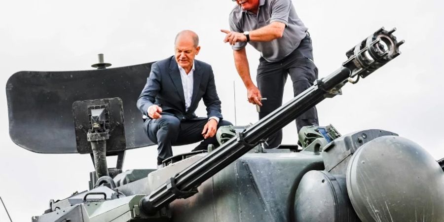 Kanzler auf dem Panzer