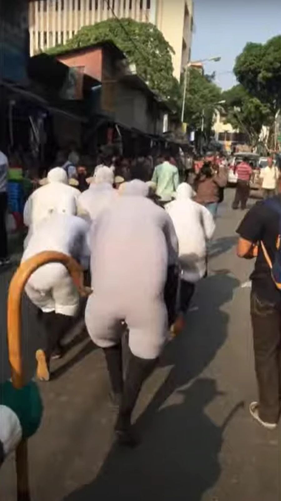Offenbar haben sie damit Erfolg. Die Gruppe aus Kanada tritt mit ihrer Live-Installation auf der ganzen Welt auf, wie hier in Kalkutta, Indien.