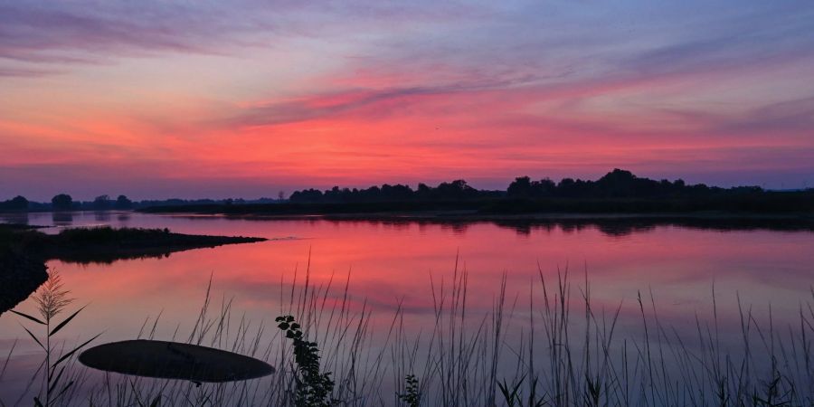 Farbenprächtig leuchtet der Morgenhimmel über dem deutsch-polnischen Grenzfluss.