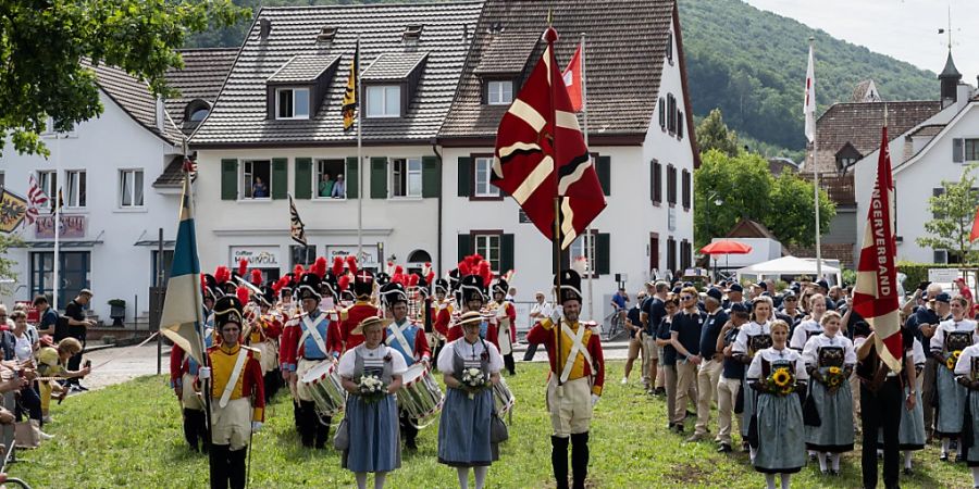 Begleitet von den Beresina-Grenadieren aus Zug wurde die Eidgenössische Schwingerfahne nach Pratteln gebracht.