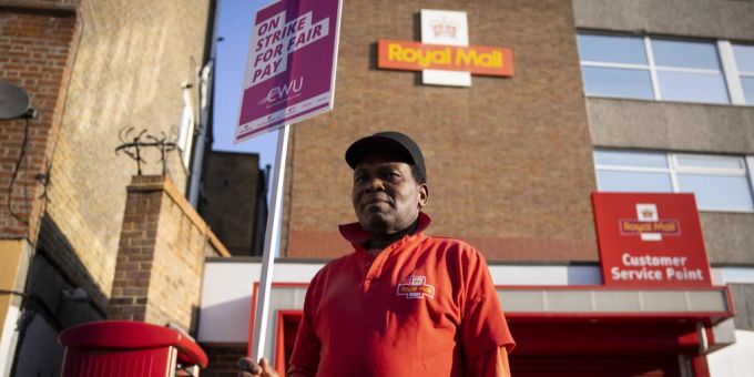 Ein Angestellter der Royal Mail fordert faire Entlöhnung. Royal mail
