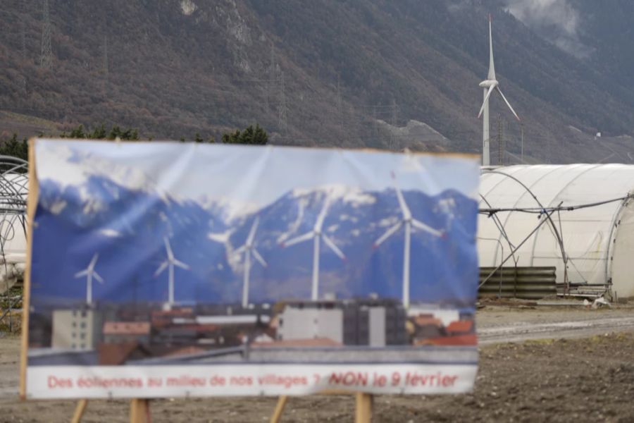 Ein Plakat wirbt für ein Nein bei der Abstimmung über Windkraftanlagen zwischen Saxon und Charrat, fotografiert im Dorf Charrat bei Martigny VS.