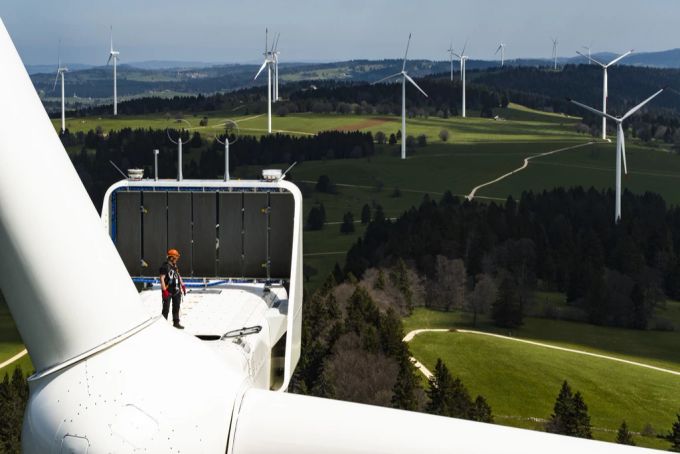 Der Juvent-Mitarbeiter Pierre Berger, zuständig für Sicherheit und Unterhalt, steht auf einem 150 Meter hohen Windrad auf dem Mont Croset im Berner Jura. Windrad Mont Croset Windenergie