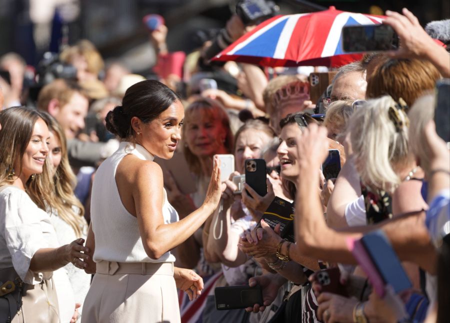 Meghan spricht mit ihren Fans.