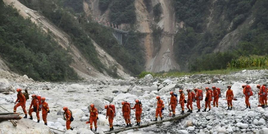 Rettungskräfte im Südwesten Chinas nach einem schweren Erdbeben