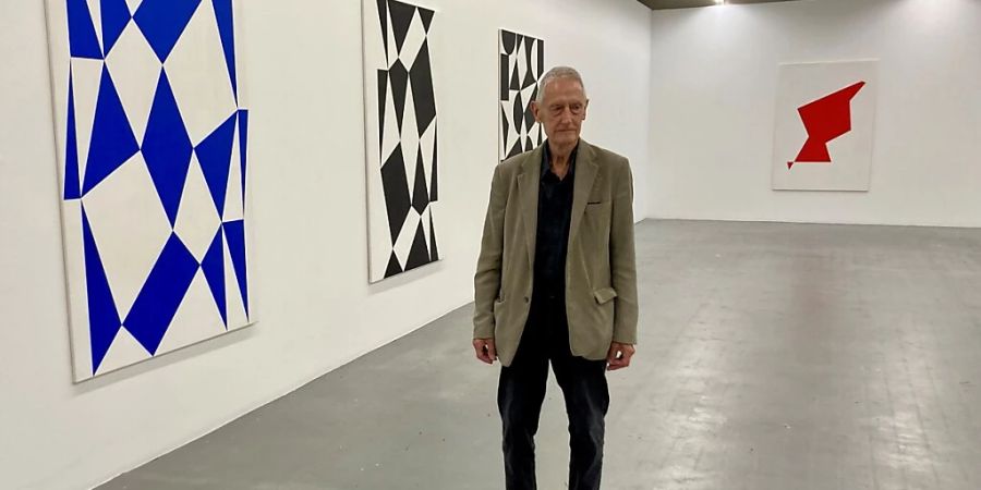 Der Künstler Werner von Mutzenbecher vor seinen jüngsten Werken im Kunsthaus Baselland.