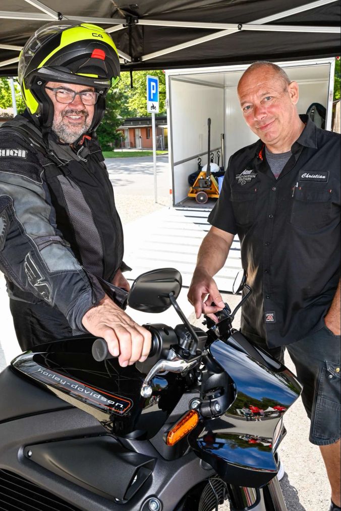 Andreas Weibel (l) und Arni Harley Geschäftsführer Christian Ullmann (r)