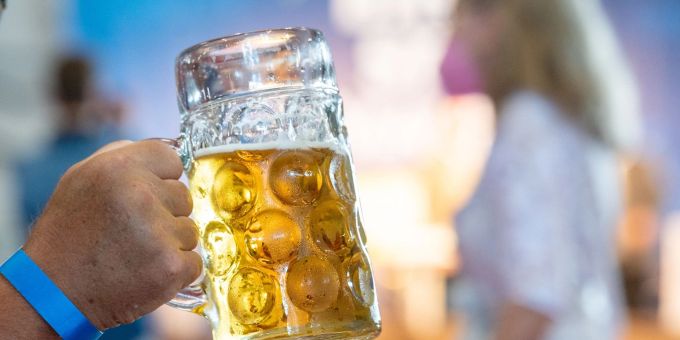 Schätzungen zufolge sind im Jahr 2022 mehr als 8000 Krebstodesfälle auf Alkoholkonsum zurückzuführen. Schätzungen zufolge sind im Jahr 2022 mehr als 8000 Krebstodesfälle auf Alkoholkonsum zurückzuführen.