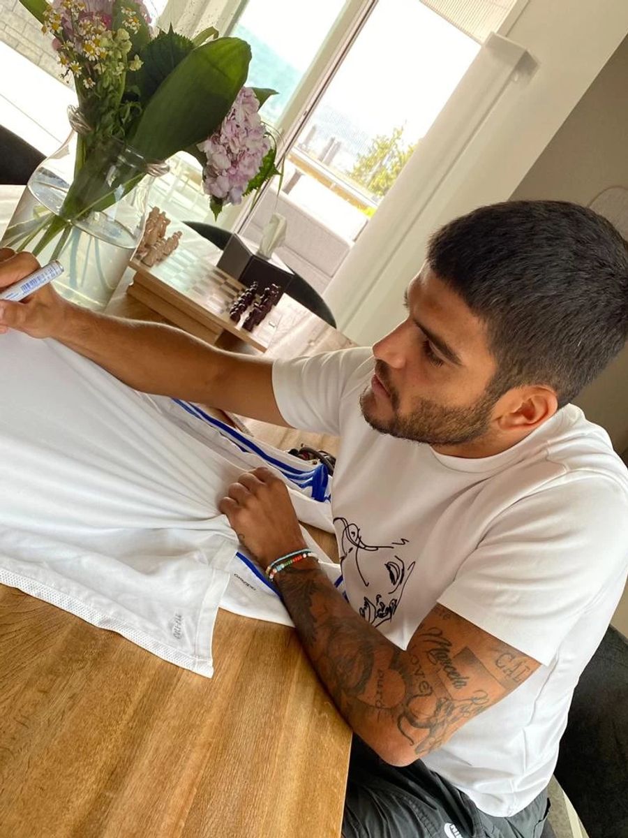 Francisco Rodriguez beim Autogramm auf sein Shirt.