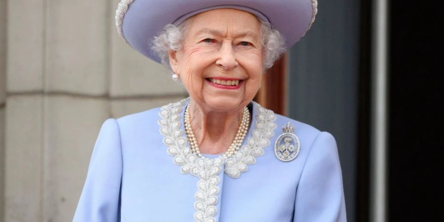 Königin Elizabeth II. anlässlich der Feierlichkeiten zu Ehren ihres Platinjubiläums im Juni 2022 auf dem Balkon des Buckingham Palasts.