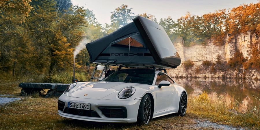 Nicht nur mit dem Porsche durch die Natur fahren, auch dort übernachten: Das neue Dachzelt von Porsche macht die Flitzer aus Zuffenhausen zur Zelt-Basis.