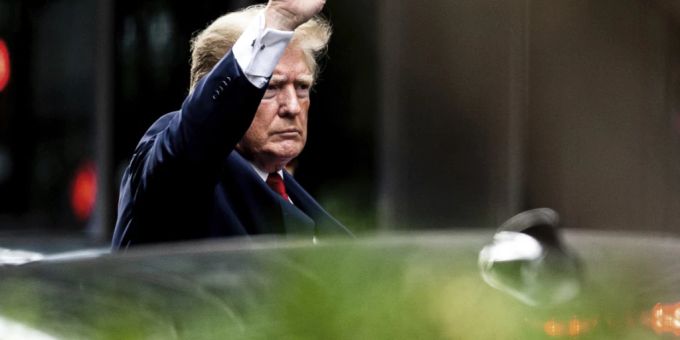 dpatopbilder - Ex-US-Präsident Donald Trump verlässt gestikulierend den Trump Tower in New York. Foto: Julia Nikhinson/AP/dpa dpatopbilder - Ex-US-Präsident Donald Trump verlässt gestikulierend den Trump Tower in New York. Foto: Julia Nikhinson/AP/dpa