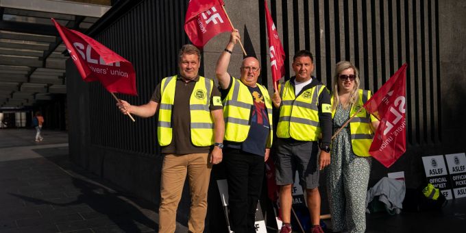 Mitglieder der Lokführergewerkschaft Aslef streiken vor dem Bahnhof King's Cross. Ein Streik der Lokführer hat erneut den Bahnverkehr in weiten Teilen Grossbritanniens lahmgelegt. Mitglieder der Lokführergewerkschaft Aslef streiken vor dem Bahnhof King's Cross. Ein Streik der Lokführer hat erneut den Bahnverkehr in weiten Teilen Grossbritanniens lahmgelegt.