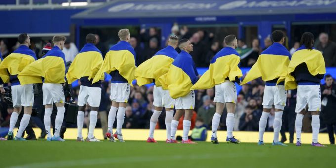 Spieler des FC Everton mit Flaggen der Ukraine auf ihren Schultern. Everton fan