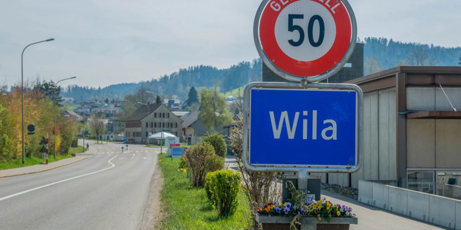 Die Ortseinfahrt der Gemeinde Wila im Tösstal des Bezirks Pfäffikon.