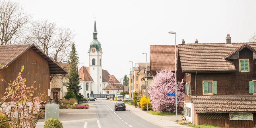 Die Hauptstrasse Richtung Zentrum von Inwil.