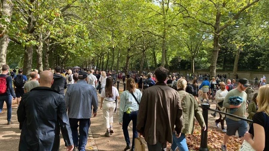 Die Polizei leitet die Menschenmassen durch den Green Park.