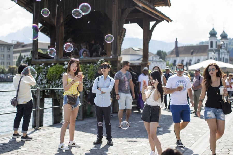 Statt in der Altstadt, könnten die Touristen künftig im Parkhaus des Kantonsspitals abgeladen werden. (Symbolbild)