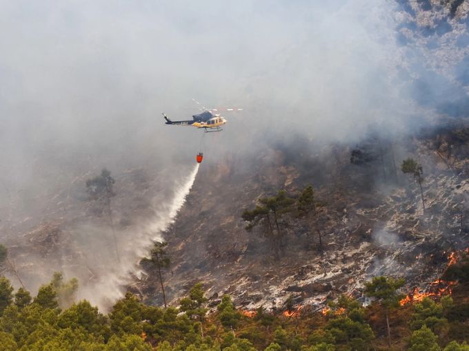Ein Löschhelikopter kämpft gegen die Flammen im spanischen Bejís. Spanien