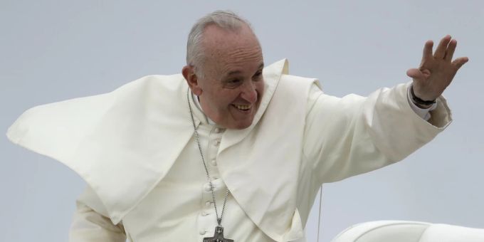 Bei der Generalaudienz überrascht ein Kind den Papst Franziskus. (Archivbild) Papst Franziskus