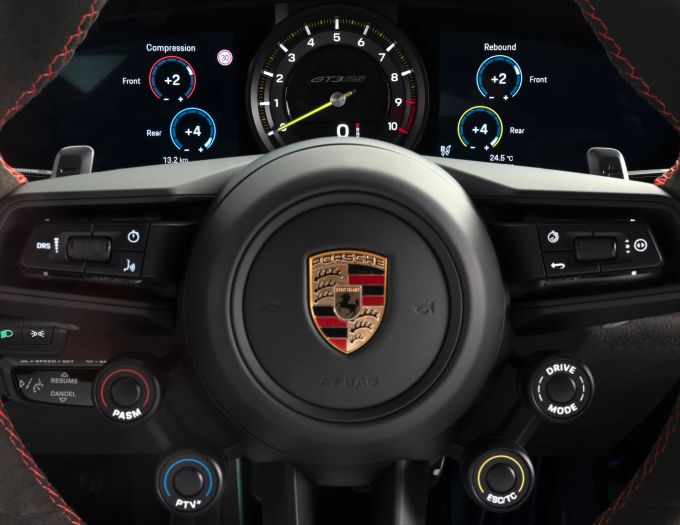 Das Volant ist ähnlich gut bestückt wie in einem echten Rennwagen Porsche 911 GT3 RS