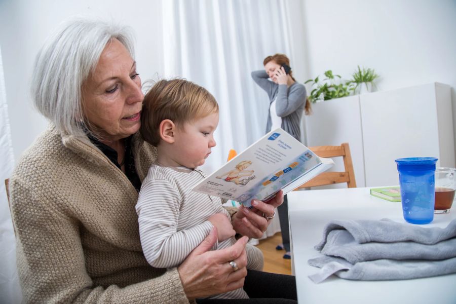 Oma Enkel Bilderbuch Wohnung Mutter Tisch