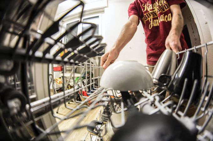 Schalten Sie den Geschirrspüler nur ein, wenn er komplett gefüllt ist. Energie sparen Geschirrspüler