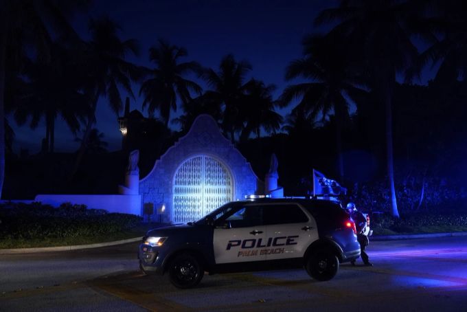 Polizisten stehen vor dem Anwesen Mar-a-Lago von Donald Trump. (Archivbild) Mar-a-Lago