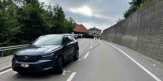 Eine Verletzte bei Kollision mit vier Autos.