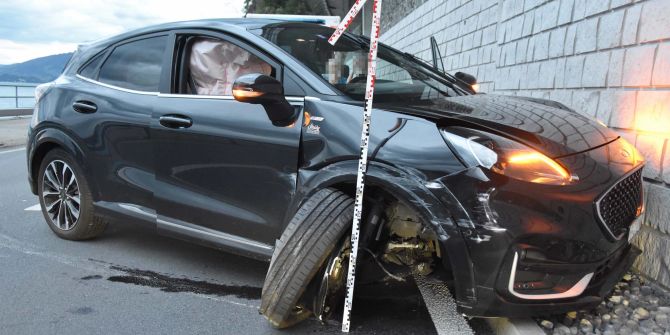 Hergiswil NW: Verkehrsunfall führt zu erheblichem Sachschaden