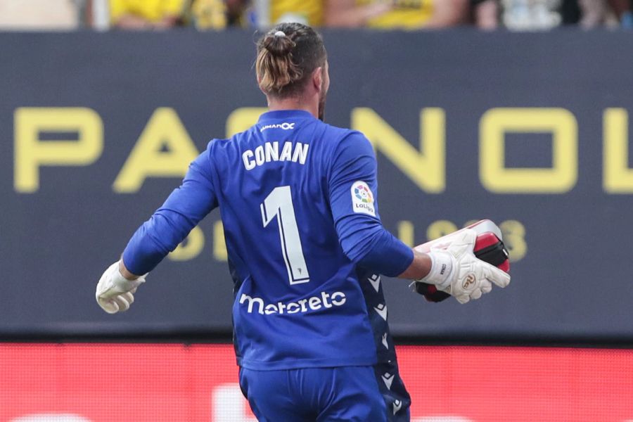 Cadiz-Goalie Ledesma rennt im Spiel gegen den FC Barcelona mit einem Defibrillator über den Platz.