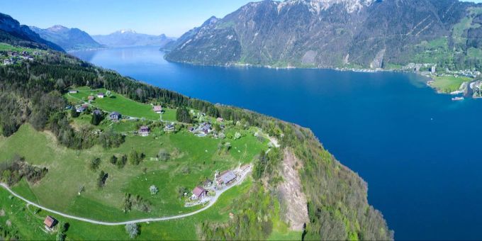 Der Vierwaldtättersee prägt die Region Luzern. See Berge Panorama Schweiz Luzern