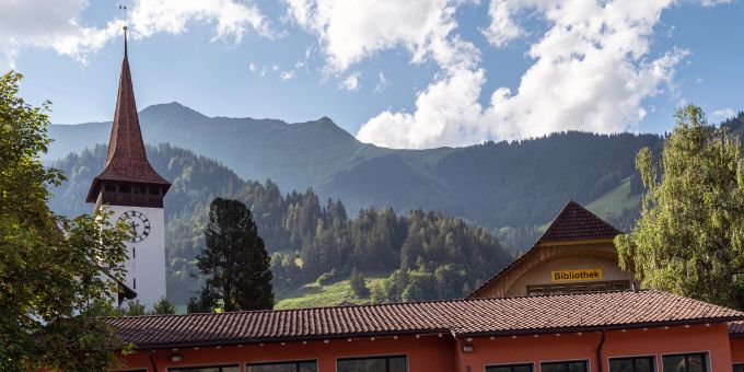 Die Bibliothek und im Hintergrund die evangelisch-reformierte Kirche von Frutigen. Die Bibliothek und im Hintergrund die evangelisch-reformierte Kirche von Frutigen.