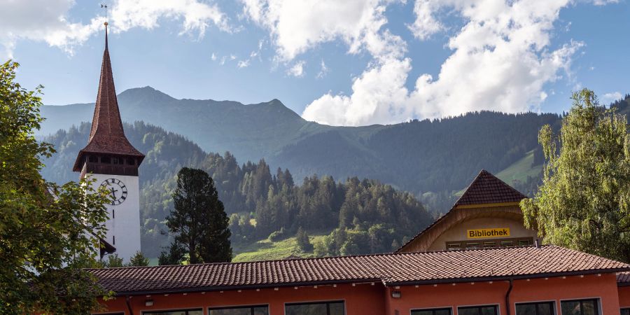 Die Bibliothek und im Hintergrund die evangelisch-reformierte Kirche von Frutigen.