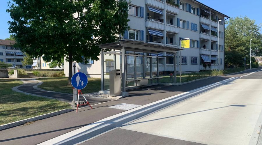 Weit und breit kein Bus: Die junge Frau wartet erst 20 Minuten auf den Bus, dann fährt dieser auch noch an der Haltestelle vorbei.