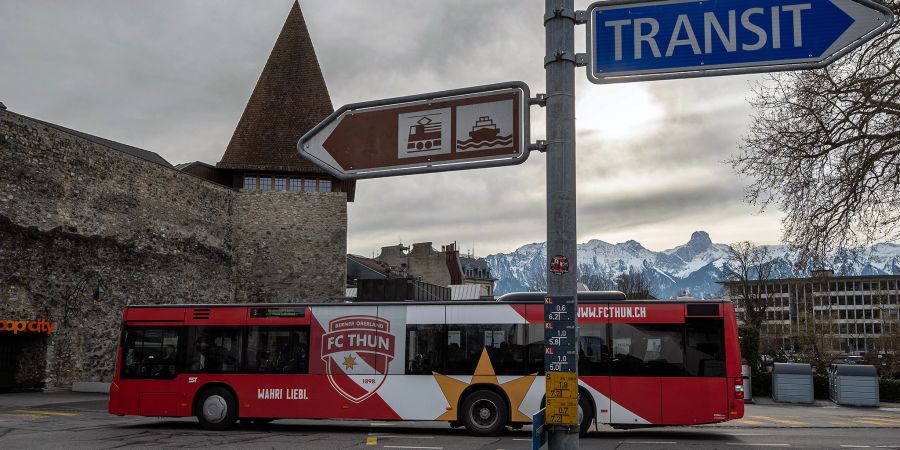 Ein Bus der STI in den Farben des FC Thun beim Coop City in Thun.