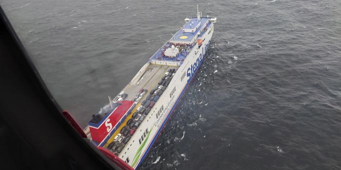 Passagiere mit Schwimmwesten auf dem Deck der Autofähre Stena Scandica. Autofähre Stena Scandica
