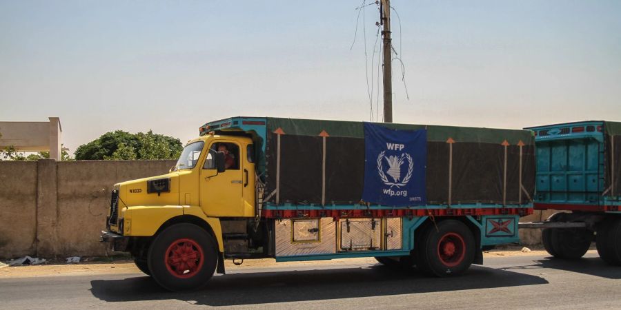 Ein UN-Hilfskonvoi, bestehend aus 14 mit Hilfsgütern beladenen Lastwagen, erreicht die vom syrischen Regime kontrollierten Gebiete am Grenzübergang Saraqib.