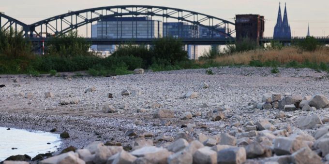 Der Rhein in Köln, 3. August 2022. Europa macht sich wegen der Trockenheit Sorgen um seinen wirtschaftlich wichtigsten Fluss. Rhein Köln Trockenheit