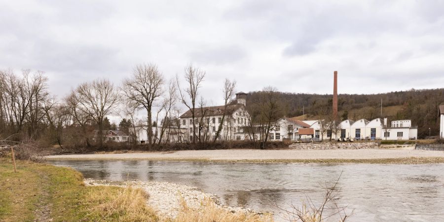 Am Ufer der Limmat liegt die 1869 erbaute Zwirnerei Stroppel auf dem Gebiet der Gemeinde Untersiggental.