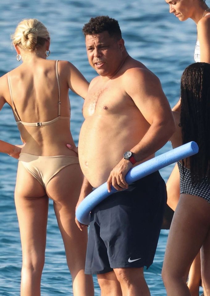 Neben eher schmächtigen Frauen wie seiner Freundin Celina (l.) sticht Ronaldo mit seinem Körperumfang doch etwas heraus. Ronaldo