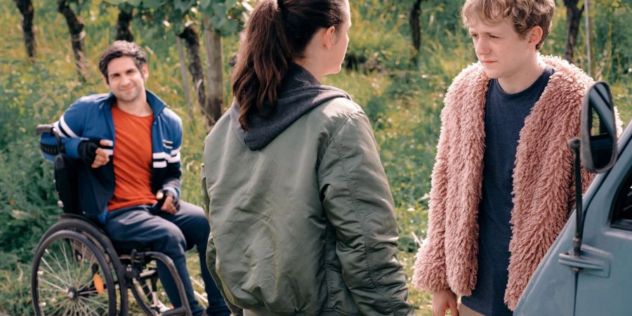 Als Kim (Emma Flossmann) sich nach dem Roadtrip alleine auf den Heimweg macht, versuchen Flake (Jakob Schmidt, r) und Philipp (Daniel Rodic, l) sie einzuholen.