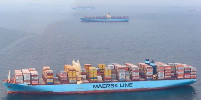09.06.2022, Hamburg: Das Containerschiff Marstal Maersk (v) liegt neben anderen Frachtern, unter anderen der Eugen Maersk (M) und der Mary Maewrsk (h) vor Anker in der Nordsee. Maersk