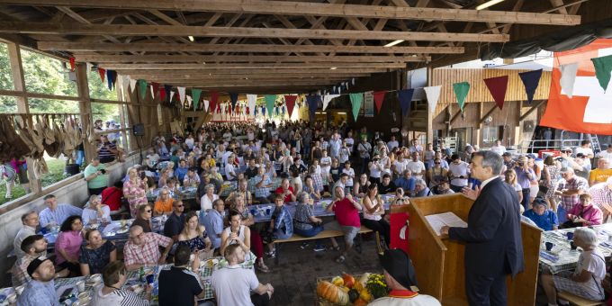 Ignazio Cassis, rechts, hält eine Ansprache bei seinem Besuch eines 1. August-Brunch auf dem Bauernhof Stöckweid der Familie Duperrex, am Montag, 1. August 2022 in Knonau. Cassis Brunch