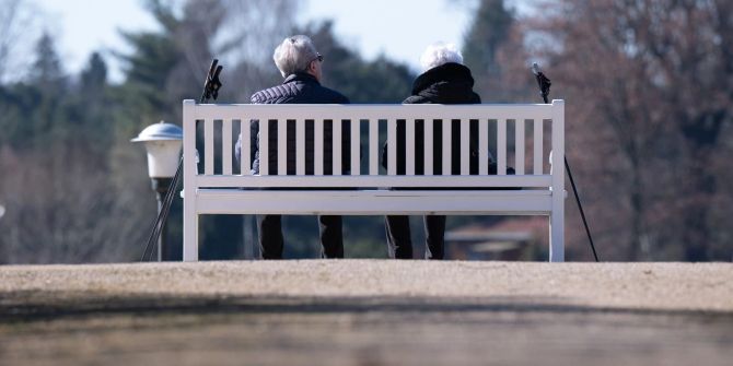 Rentner sitzen auf einer Bank