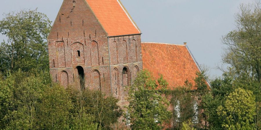 Im ostfriesischen Suurhusen (Kreis Aurich) steht eine Kirche mit einem schiefen Turm.