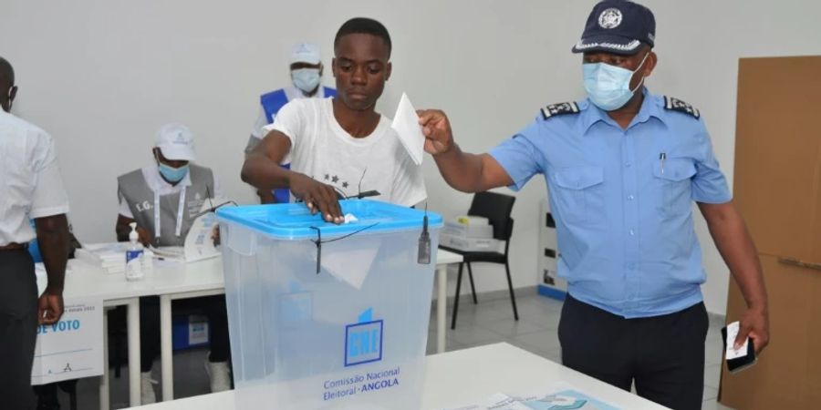 Wahllokal in Luanda