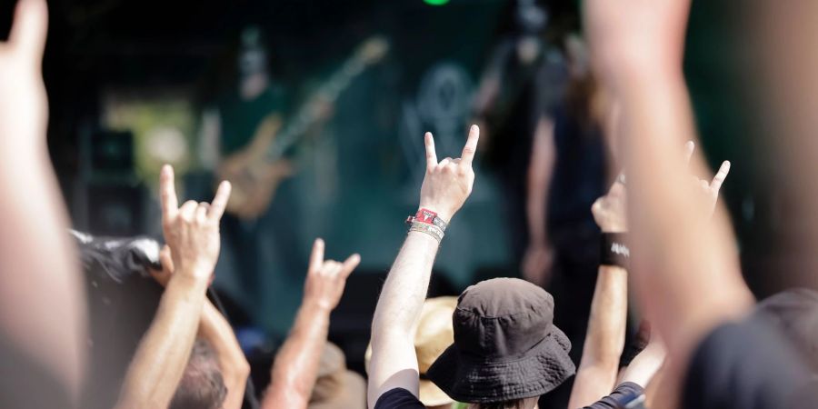 «Pommesgabeln»: Metal-Fans tanzen während eines Auftritts der Band Mythraeum aus den USA vor der Bühne.