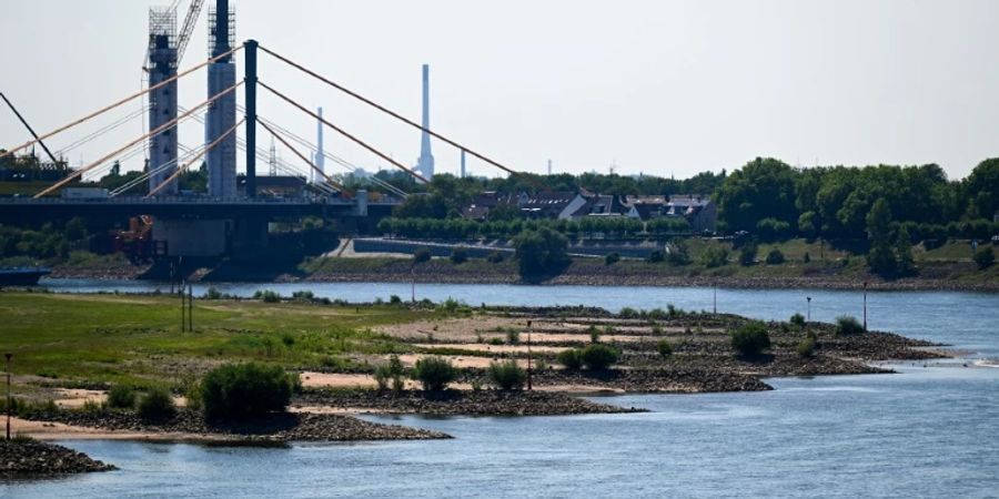 Niedriger Wasserstand am Rhein bei Duisburg